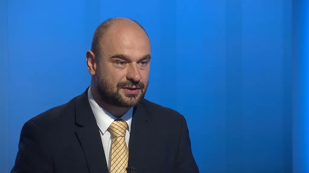 „Dnes jsem si při cestě z práce všiml něčeho zajímavého. Lidé se mračí. Stěžují si v tramvaji, že je drahý benzín a oni musí jezdit tramvají.“