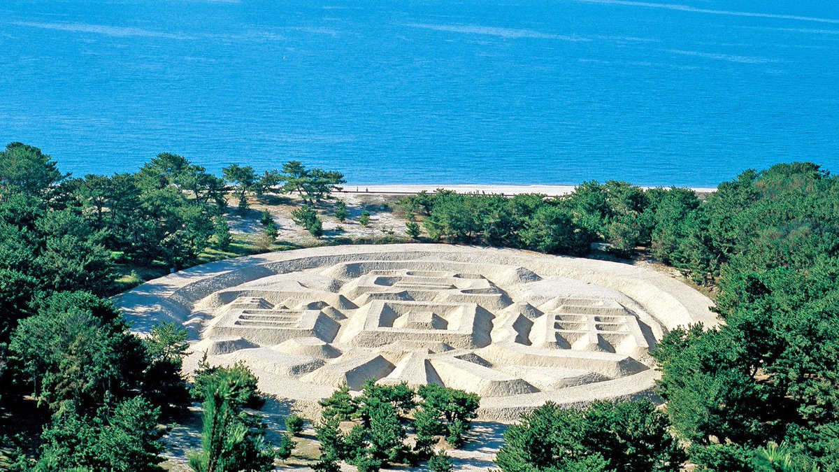 【香川県で一度は行きたい絶景4選】

1枚目：日本のウユニ塩湖とも呼ばれる父母ヶ浜(ちちぶがはま)(三豊市)
2枚目：エンジェルロード(大切な人と手をつないで渡ると、願いが叶うと言われている)
3枚目：高屋神社 ～天空の鳥居～(観音寺市)
4枚目：銭形砂絵（観音寺市琴弾公園内）