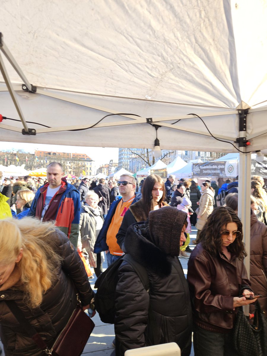 Kā man vecs čoms teica tā iz dzīves vienkāršoti- ja krogā ir cilvēki, tirgū daudz un pērkas- valstī nauda ir apritē un aug ekonomika- viesnīcas, veikali, kafejnīcas un restorāni ir šodien pārpildīti Viļņā!
KaziukoMuge2026