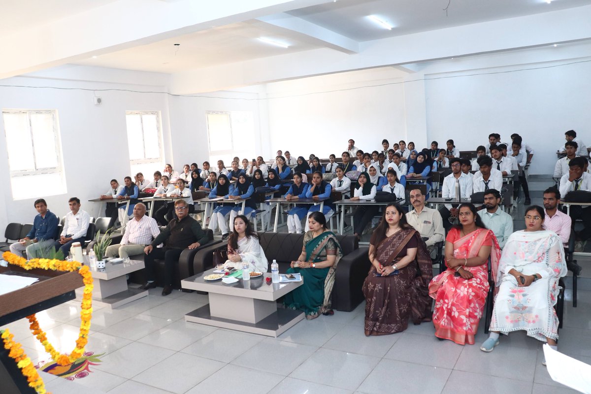 VivekUBijnor's tweet photo. 🎓 “Girls’ Education is a Catalyst for Social Change” | International Women’s Day at Vivek University Bijnor

#VivekUniversity #VivekUniversityBijnor
#InternationalWomensDay #WomenEmpowerment
#GirlsEducation #EqualOpportunity
#EducationForChange #WomenInEducation https://t.co/bHBOTi7jNF