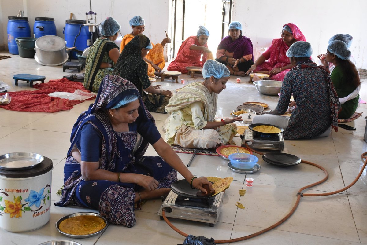 આંતરરાષ્ટ્રીય મહિલા દિવસ નિમિત્તે નારી શક્તિને વંદન🌼
મહેસાણા જિલ્લાના વિજાપુર તાલુકાના ગવાડા ગામની ૨૨ બહેનોએ મિશન મંગલમ યોજના હેઠળ સખી મંડળ બનાવી ખાખરા, પાપડ અને અથાણાના ગૃહ ઉદ્યોગથી આત્મનિર્ભરતાનું ઉત્તમ ઉદાહરણ સ્થાપ્યું છે. 
#InternationalWomensDay #NariShakti #MissionMangalam