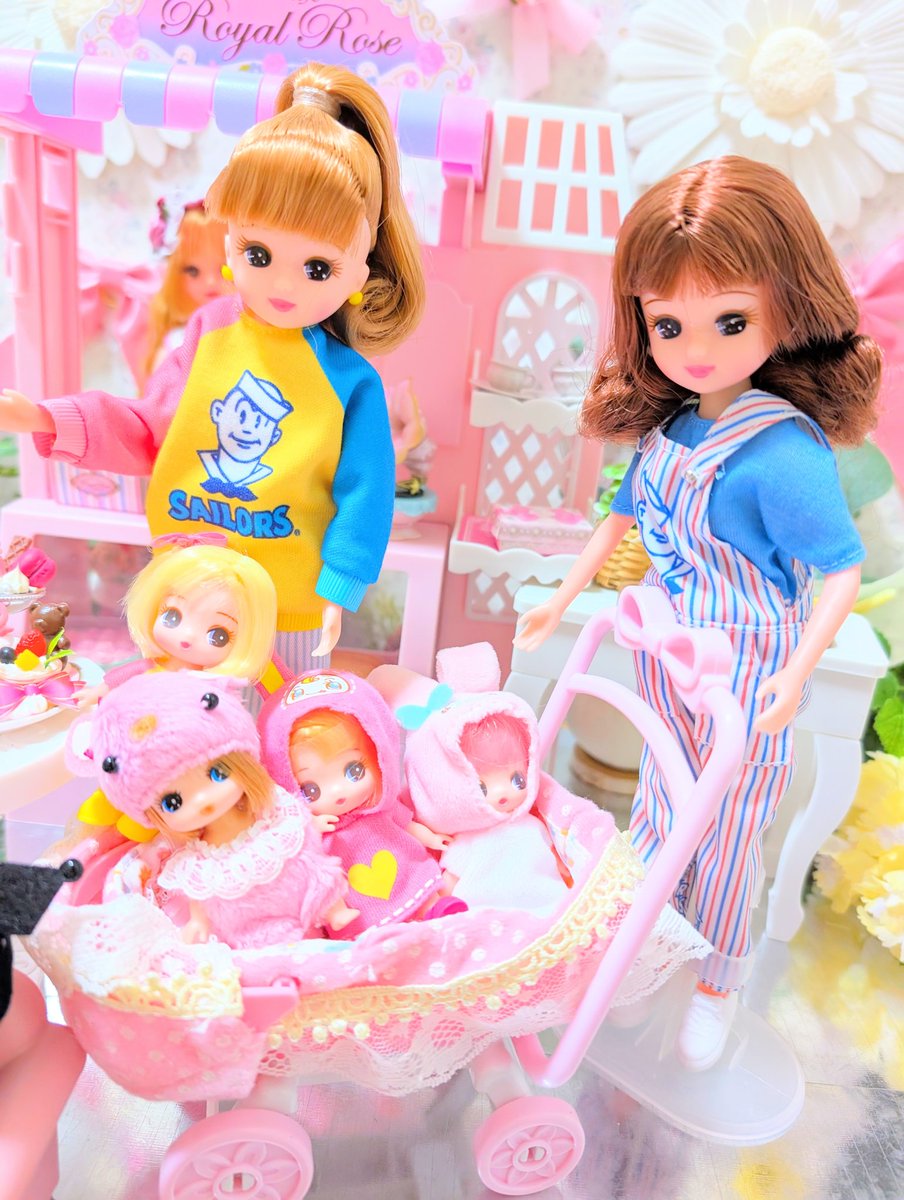 Eri_Eri_Rika's tweet image. このピンクちゃんな3人トリオ可愛くて好き✨
カコちゃん、ナルミヤ、マイメロプチりかちゃん✨
SAILORSリカちゃんのオーバーオールの子、優しげなお姉さんって感じで面倒見が良さそうだったのでベビーカーを押してもらいました(*´˘`*)♥
 #リカちゃん  #リカ活  #SAILORS #リカちゃんくじ