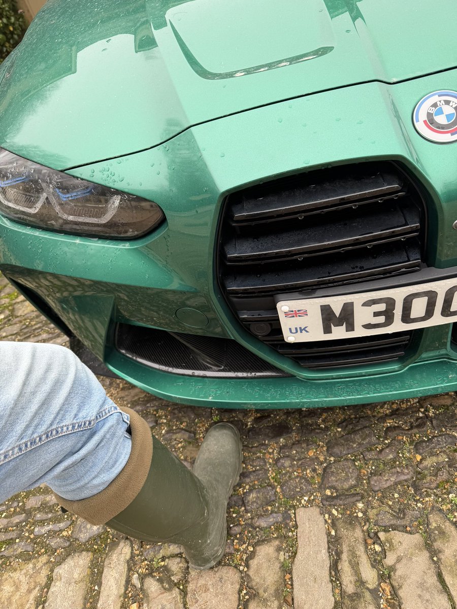 Надо сапоги взять в цвет брички, а то как-то не очень.