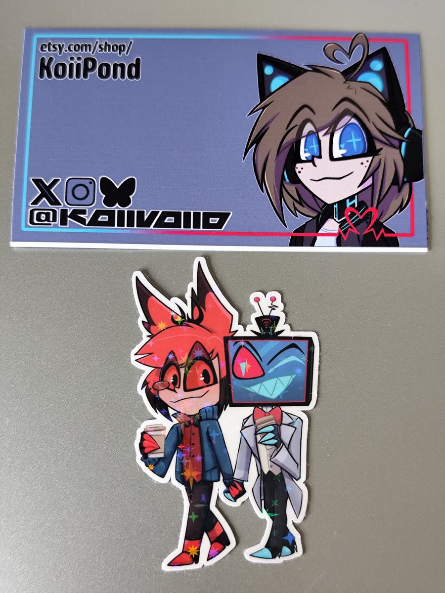 It finally came, GBSKLAJFBGNLDKSNGB, I couldn't be more in love with this standee, look at it! 🥹 AND THE STICKER, HOW IT IS SO CUTE, AAAAAHDBBCNCNCB 

Thank you so much <a href="/KoiiVoiid/">Koii</a>, I'm beyond happy with it ❤️