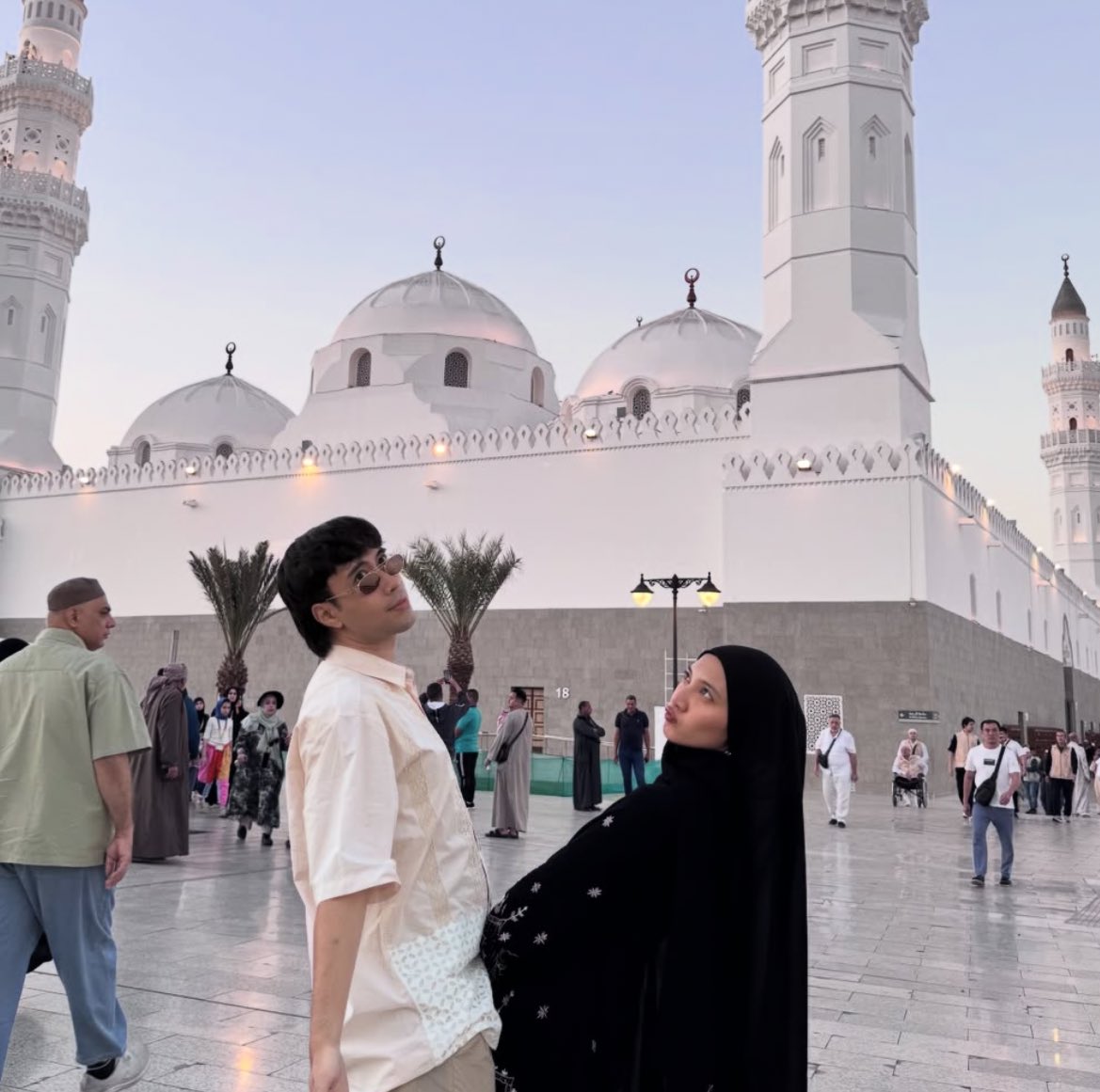 memilih untuk menjadi istri dalam kondisi yang sudah tau keadaan vidi seperti apa, sudah menggambarkan seluas apa hati sheila. 

vidi yang nyeimbangin introvertnya sheila dan sheila yang selalu mengerti vidi dalam diamnya. cinta yang indah. RIP kak vidi &amp; bighug kak sheila 🥹💔🤍