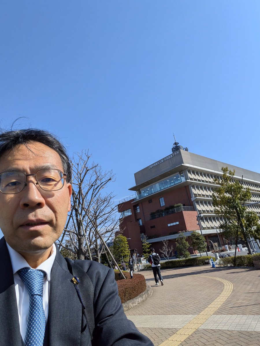Nakamura_Mitaka's tweet photo. 都立三鷹中等教育学校の第11回卒業式に参列しました。6年間の半分をコロナ禍の時期に過ごしたのですが、151名の卒業生が立派に巣立っていきました。卒業生代表の答辞も立派に行われ、素晴らしい式になりました。

三鷹市立第六小学校の「お父さんズ」が「六小追跡中」を開催したので訪問しました。

ホームスタート・みたか10周年記念、ホームビジターフォローアップ研修の講演会としてボランティアセンターでNPO法人子育てコンビニが開催した講演会「普通の人（レイマン）であることの強み」を聴きました。

「市民と政治を考える会」が生涯学習センターで三鷹市講師派遣事業として開催した講演会におばた和仁市議会議員とともに参加し、作家で班貧困ネットワーク世話人の雨宮処凛氏の講演「日本の貧困／生きづらさはどこへ向かうのか」を聴きました。

毎週末に岩見大三市議会議員が市内各地の駅や交差点で行う街頭演説活動に参加し、都政市政報告をしました

#立憲民主党 #中村ひろし #都議会