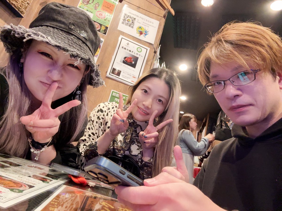 THEHEANACAT's tweet photo. めちゃくちゃ楽しい夜でした🍷
としぴーのワンマンへ3人で遊びに行って来た!!
まぢで近場のギター弾いてる人でとしぴーのギターが1番好きだわ🎸
お料理もお酒も最高だったのでホストのキャッチもなんなくクリアして帰りますww
歌舞伎町いつ来ても怖い街だww
楽しすぎたーぁ!!!! https://t.co/Wutemt1G8A