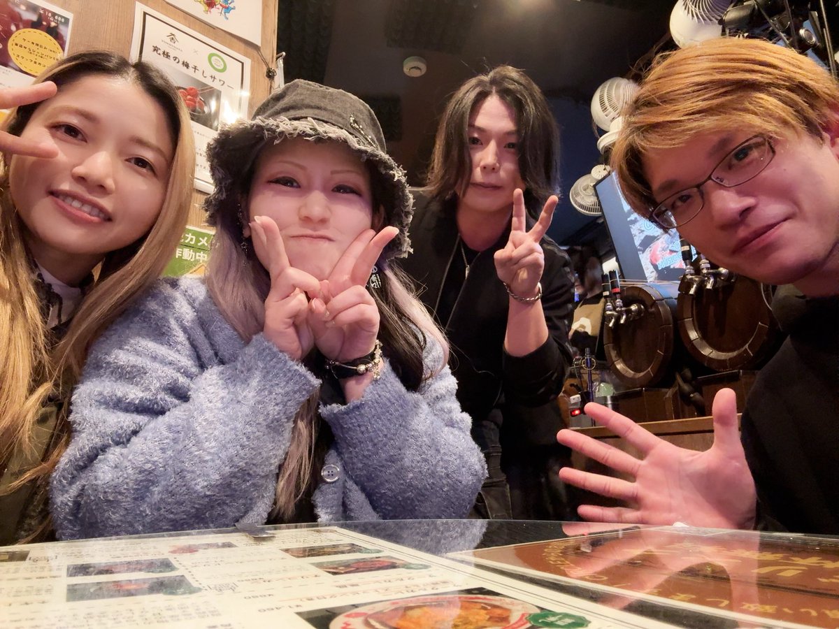 THEHEANACAT's tweet photo. めちゃくちゃ楽しい夜でした🍷
としぴーのワンマンへ3人で遊びに行って来た!!
まぢで近場のギター弾いてる人でとしぴーのギターが1番好きだわ🎸
お料理もお酒も最高だったのでホストのキャッチもなんなくクリアして帰りますww
歌舞伎町いつ来ても怖い街だww
楽しすぎたーぁ!!!! https://t.co/Wutemt1G8A