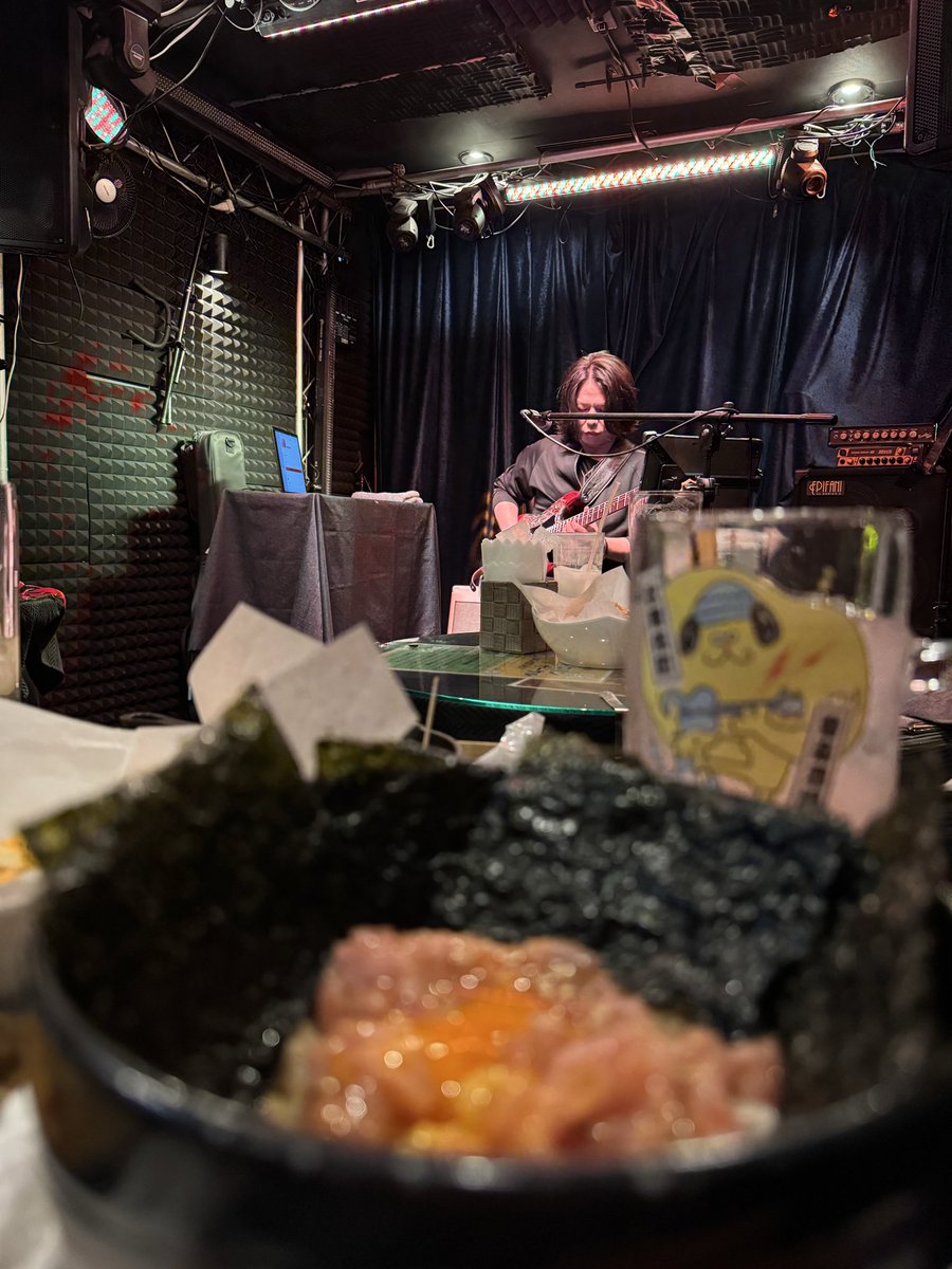 THEHEANACAT's tweet photo. めちゃくちゃ楽しい夜でした🍷
としぴーのワンマンへ3人で遊びに行って来た!!
まぢで近場のギター弾いてる人でとしぴーのギターが1番好きだわ🎸
お料理もお酒も最高だったのでホストのキャッチもなんなくクリアして帰りますww
歌舞伎町いつ来ても怖い街だww
楽しすぎたーぁ!!!! https://t.co/Wutemt1G8A