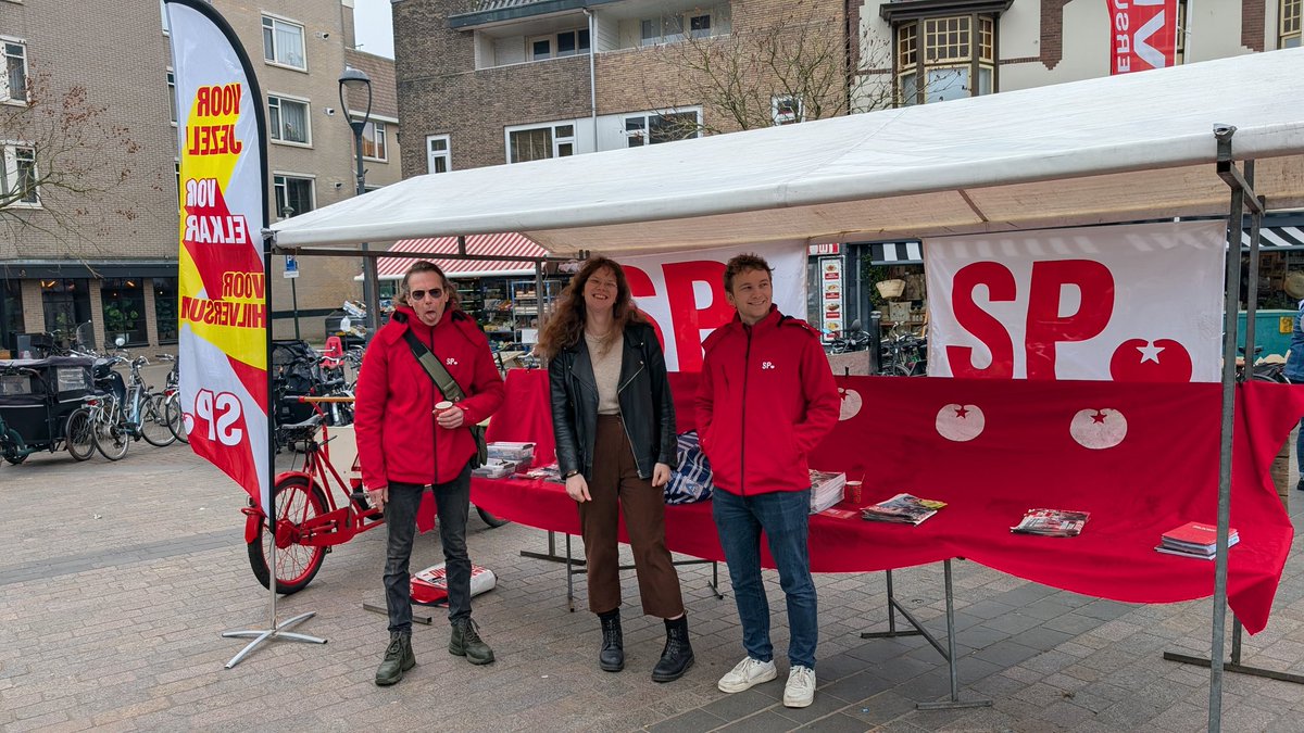 'Ik heb mijn stemkaart nog niet gehad'. 'Staan jullie hier voor de verkiezingen?' 'Gaan we nog niet stemmen in maart?' Zoveel Hilversummers die nog niet weten dat wij pas 18 november naar de stembus gaan. Verkiezingen of niet, de <a href="/SPHilversum/">SP Hilversum</a> stond weer op de markt. Mooie dag!