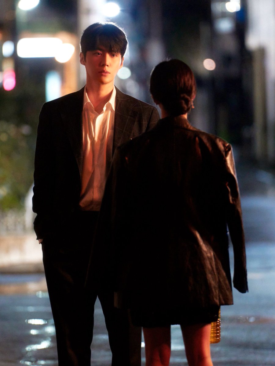 seonho said he really likes this still image because it feels like a hongkong style photo lol🥹🥹🥹🩵