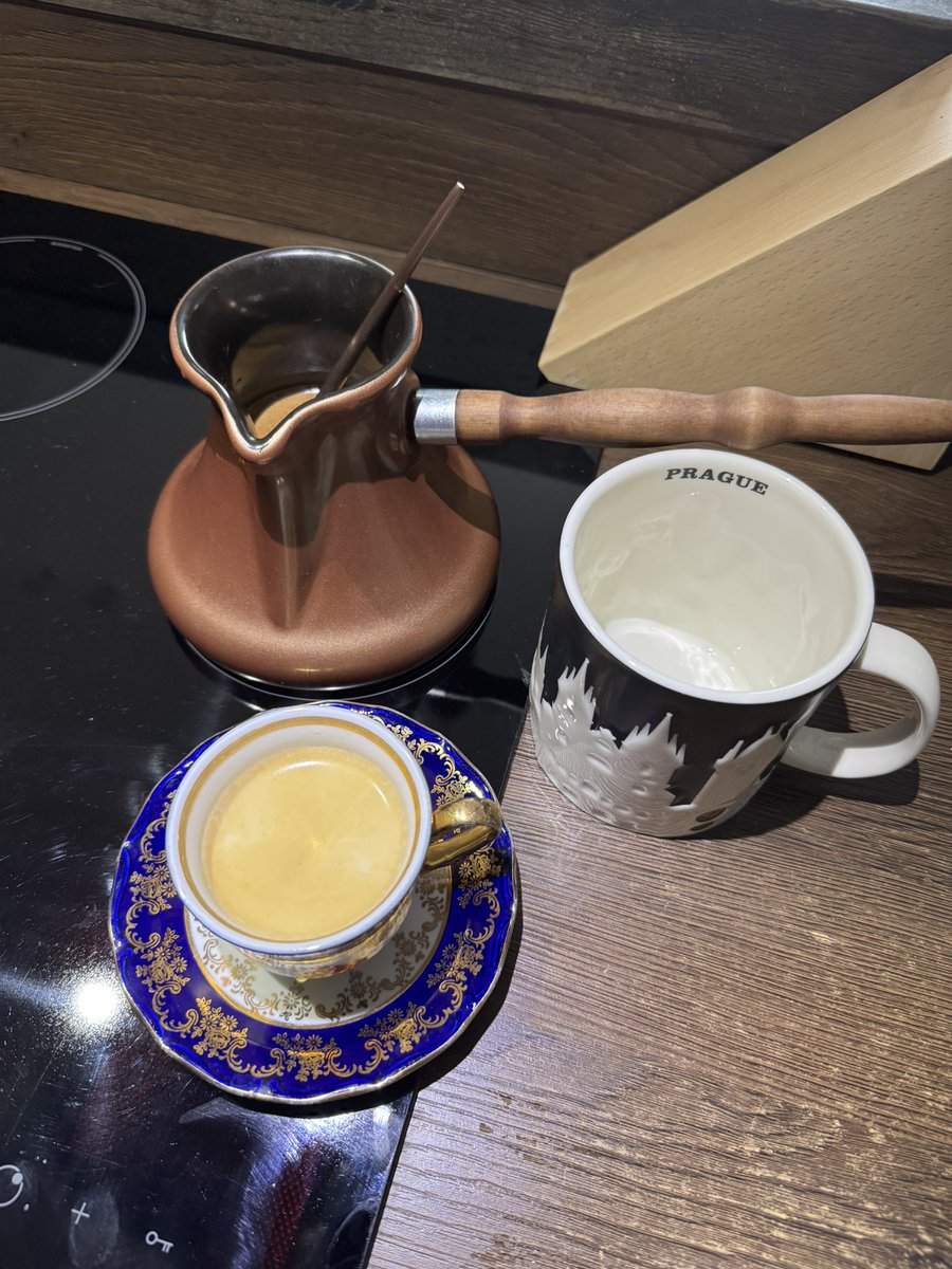CIIAPTAK's tweet photo. Немного кофейной шизы: решил сегодня утром сварить кофе в джезве, но это долго, так что сделал себе ещё чашечку лунго в кофе-машине. Получается, сварил себе кофе, чтобы пить кофе, пока варю кофе. Мой кофейный Xzibit ликует! https://t.co/HkZP3o5lBa