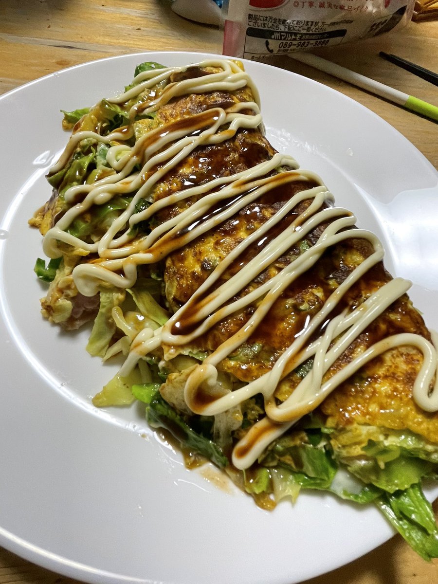 今日のおつまみキャベツ焼き。材料は卵とキャベツだけ。この後鰹節かけて完成。マヨネーズ雑なのと見た目なんかの幼虫みたいだけど味は◎
