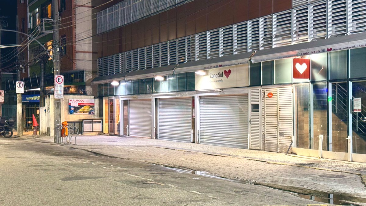 CanalALMNews's tweet photo. A maioria dos funcionários do supermercado Zona Sul que encerrou as atividades na Rua São João Batista, em Botafogo, na Zona Sul do Rio, será realocada para a nova filial da rede que será inaugurada em um casarão histórico no bairro do Catete.

A nova unidade terá foco amp… https://t.co/FWwKoQa674