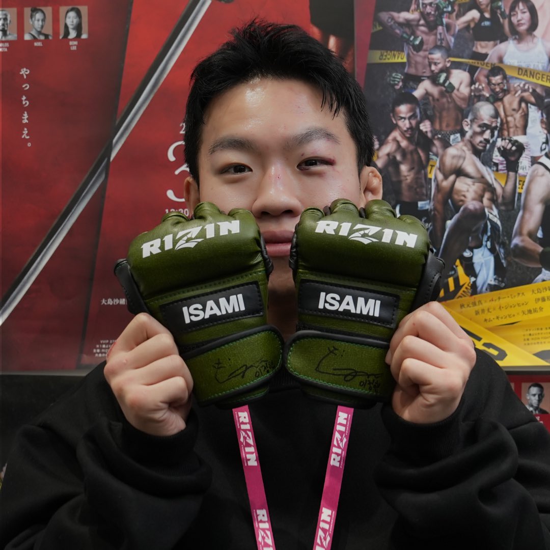 kakehashi___'s tweet image. 📣【コラボオークション開催中！】📣
🔹#KAKEHASHI × #RIZIN🔹

#RIZIN52 有明大会の
特別なスポーツオークション開催🎉

🥊出品商品随時更新
🔸 #イボミ
🔸 #NOEL/ @NOEL_0521_
🔸 #イジョンヒョン
🔸 #新井丈/ @jo_arai_mma

選手サイン入りグローブ出品中🥊

🔹 日時: 各試合後~3/14(土)23:59
🔹