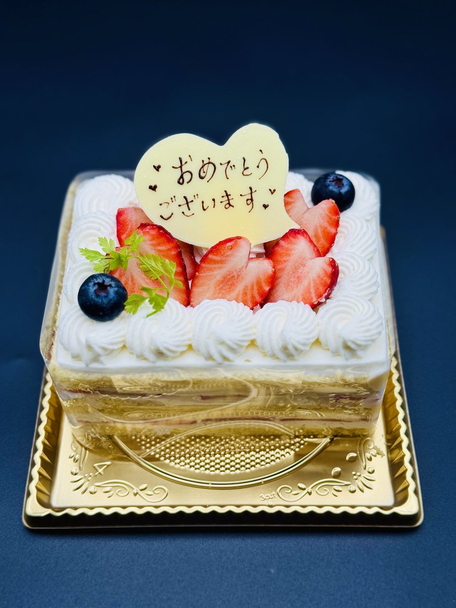 inui_toko's tweet photo. 歌枠おおきにでした〜！

めるととちょまからサプライズで100万人をお祝いしてもらった😭❤️
なんて幸せなんだ

しかもなんと初めて担当マネージャーさんも駆けつけてくれてプレゼントくれた…えん…😭 https://t.co/LtraENeFuZ