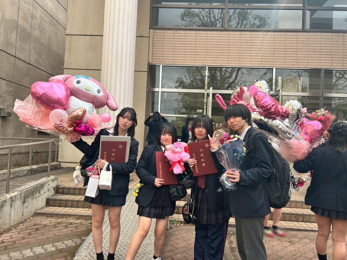 ㊗️🐍卒業しました🐍㊗️

メンバー全員で、無事に高校を卒業しました🌸🎉

嬉しいことや悲しいこともあったけど、全部まとめて大切な思い出です🥰
今までたくさん支えてくださった皆様に、心から感謝いたします🙇‍♀️✨️

これからもバンドは続けていきますので、応援よろしくお願いいたします‼️💖💖