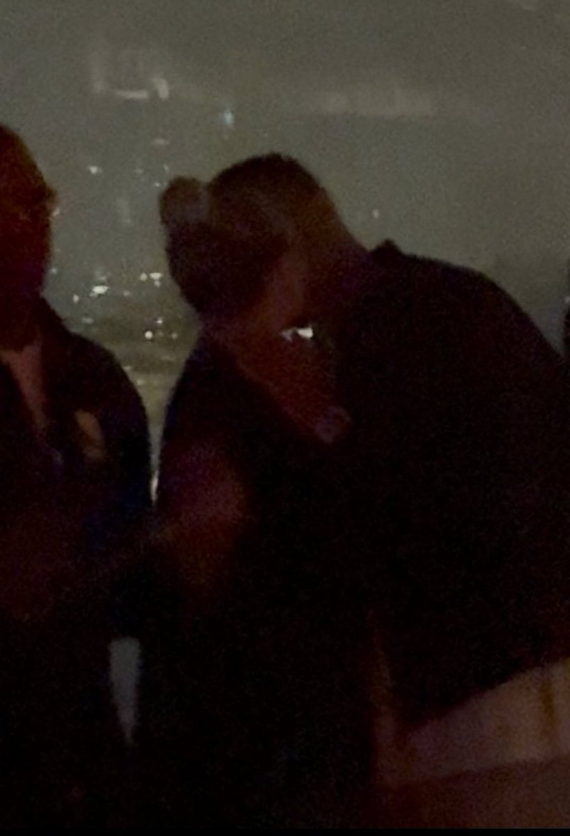 ALERTE : Kylian Mbappé et Ester Expósito se sont embrassés devant la Tour Eiffel.

C’est donc officiel. Mbappé grâce au permis remporte sa première Ligue des champions à 27 ans.

S’il remporte la Coupe du monde et le Ballon d’Or, il effectuerait la plus grande saison all time.