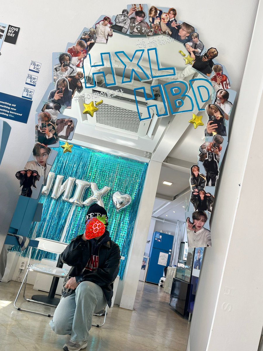xxxlllng's tweet photo. 유아마이롱스타! 카페가 청량청량하게 잘 꾸며져있고 카페가 꽤 넓은 편이라 좋았어요! 롱이 쿠키도 너무 귀여워요… 아주 잘 먹었어요 후후
 나눔물품도 감사히 잘 받았습니다🖤 다들 놀러가보세용🤟
#U_R_MY_LONGSTAR 
#유아마이롱스타 https://t.co/tmqRQTmFVu
