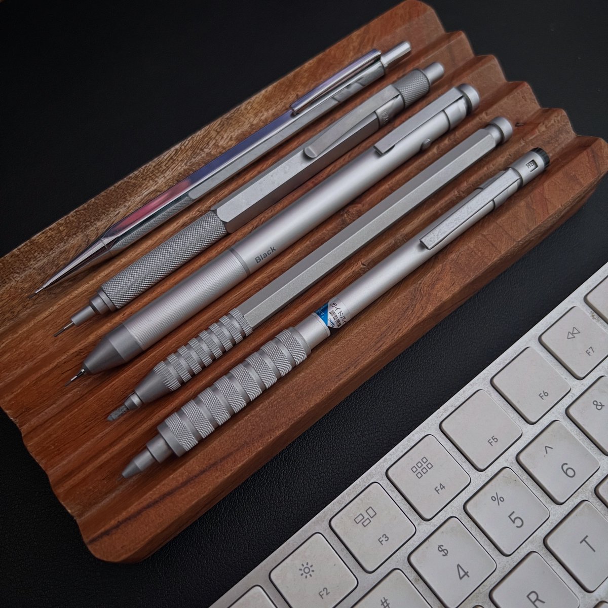 Raybonche's tweet photo. Pencils on my desk... https://t.co/Te29Lr0fNZ