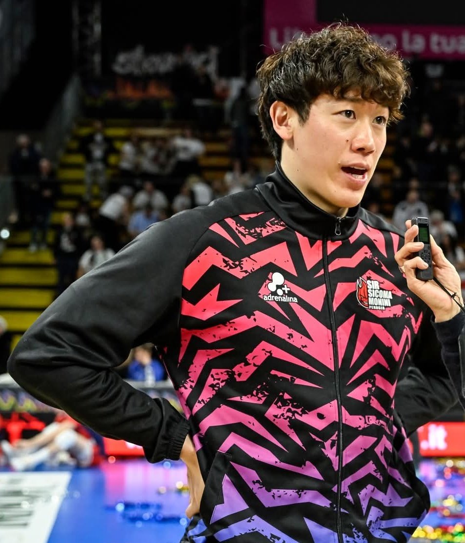 yuranamore's tweet photo. Differences between teenage players in Italy and Japan, Yuki Ishikawa points to environmental factors ! ✨️

"The reality is that the Italian league has a lot of very young players. If you look at their ages, there are many kids around 18 to 20 years old, which in Japan would be equivalent to high school seniors or just starting university. In Italy, these kinds of players are on the court, competing on the same level as professional players. When I see that, I feel the difference between Japan and overseas."

🎤 "But in Japan, there are also cases of students registering in the SV League, right?"

From the perspective of someone who has spent 11 seasons in the world's top league, Yuki gave his opinion :

"The number is increasing, but basically schools are the main focus, and if it's a university, the student league takes priority.
So as long as that system exists, it is still difficult for teenagers to play in a professional league like in the Italian league...

There's not much we can do about the system physically, but I think it's possible in Japan if we can build a good system."

"The level of experience that these 18 and 19-year-olds in the Italian league are having now is so different from what Japanese players of the same age are experiencing in Japan.

And I think it will take a considerable amount of time to bridge that gap. Watching the players here, I'm reminded once again that being able to experience these things at a young age is a huge advantage."

—

No wonder that Yuki always advises his juniors to pursue playing experience abroad from a young age 🥹❤️🏐