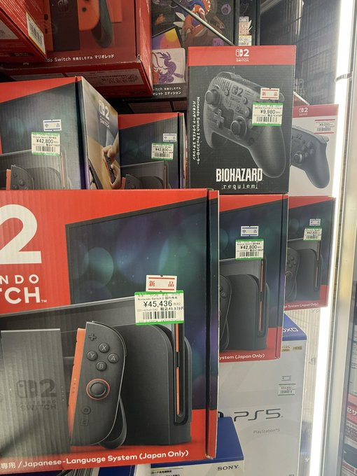 ojamakansan's tweet photo. 🟥#Swtich2、始めませんか❓🟥

新品、中古Swtich2本体
在庫ございます‼
中古本体は状態確認ももちろんOK👍

バイオハザードレクイエムモデルの
プロコントローラーも新品で在庫ございますよ🎶

この機会にSwitch2デビューいかがですか？
お求めの方は #おじゃま館 三宮店まで🌈 https://t.co/VnmhFu8eyM