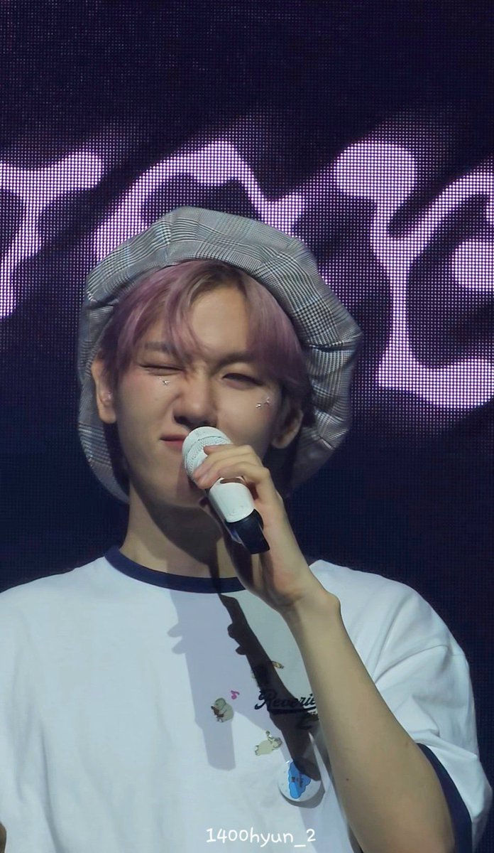 hourly baekhyun 🤍 tweet media