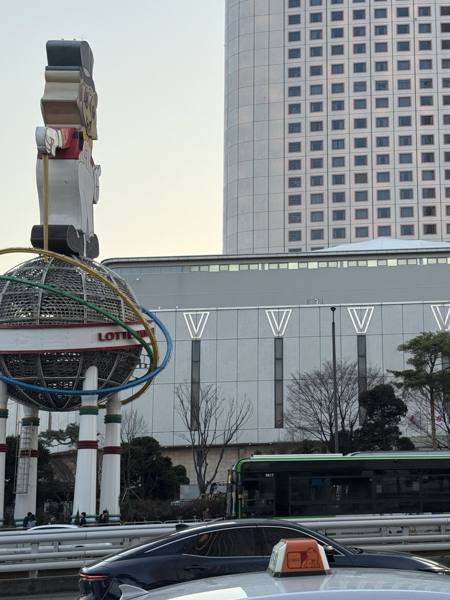6NN30's tweet photo. 롯데월드 지나가는데
<별빛봉> 널려잇는데요
이거 어떠한 빅스 신호。아닙니까? https://t.co/vSa7N7ZZrH