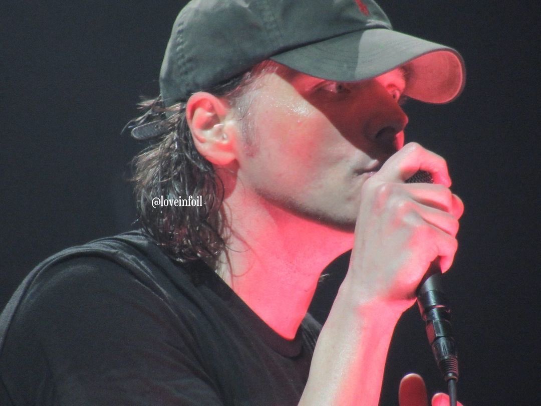 gerard hands daily 🖐🏼✨️ tweet media