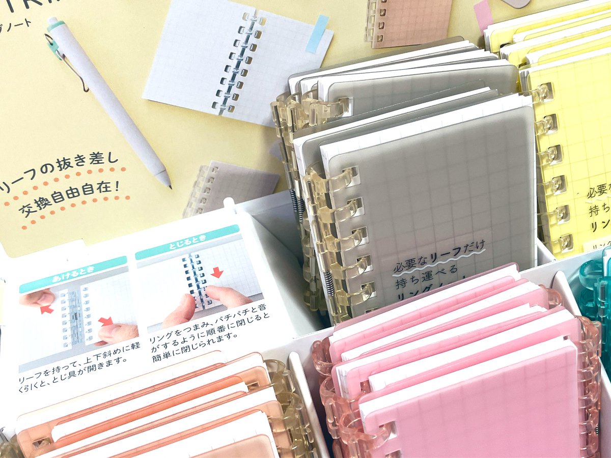 新入荷❗️

#LIHITLAB より「オープンリングノート」📒

とじ具が開いてリーフの交換ができるミニサイズのかわいいノート。
ちょっとしたメモ書きに、透明のポーチに入れても可愛いです☺️

¥275税込

#丸善 #丸広 #川越 #リヒトラブ #ノート #メモ帳 #文具