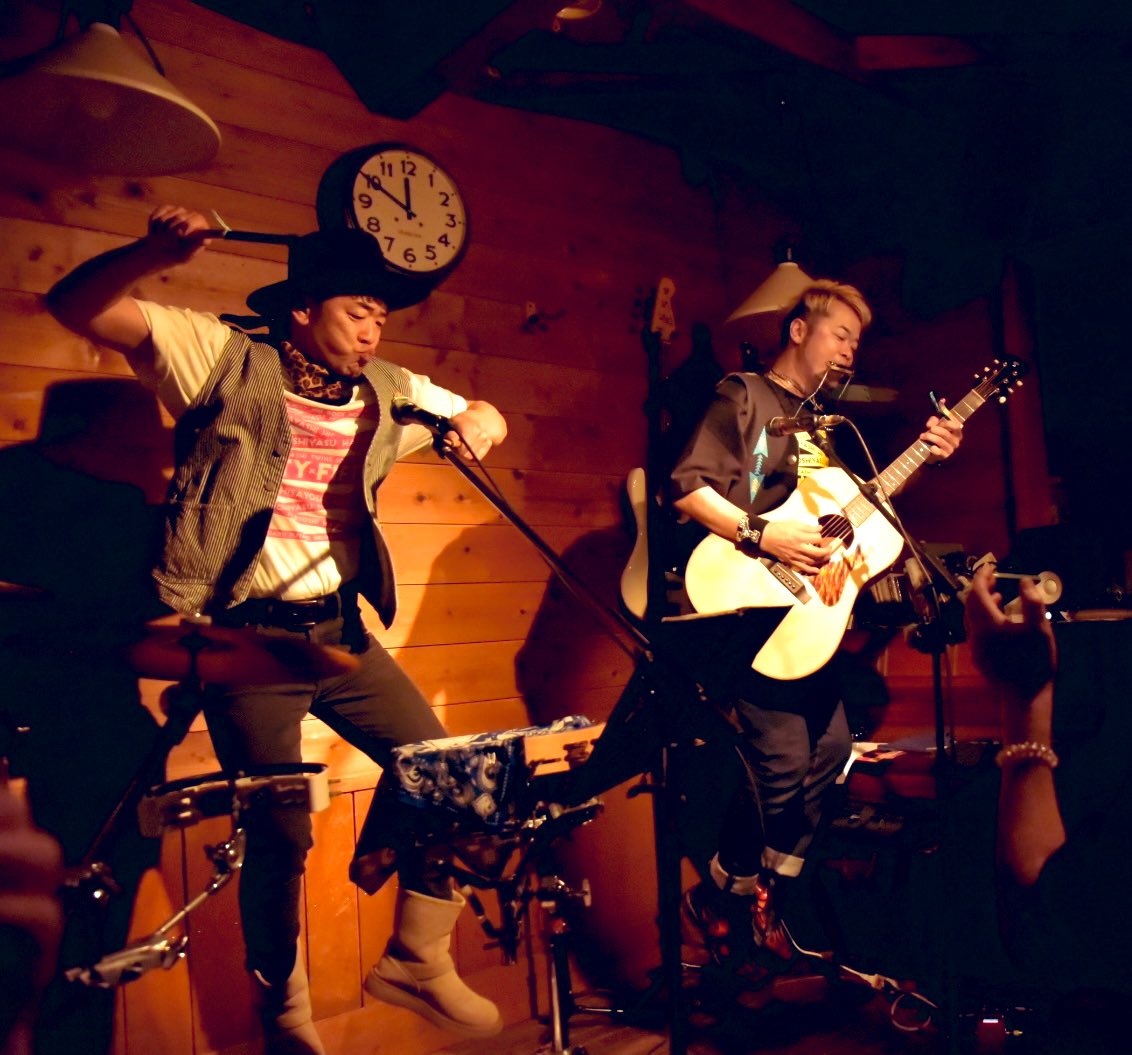 zokuani's tweet image. 2026.3.21
@山梨ハーパーズミル
久しぶり双子揃っての凱旋ライブ！
オープニングには高校生シンガーのガト君！透き通る声に震えたよ！
地元でのライブは道のりを色々思い出しちゃうね〜。
来てくれた皆さんありがとうございました！
今日は佐久へ！

#ANNY
#SA
#林由恭
#ガト