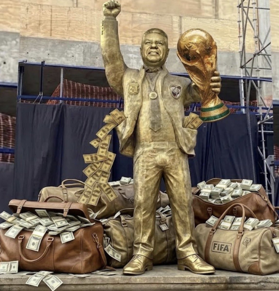 Nos escandalizábamos por los bolsos de López, pero el robo de la AFA a los clubes de fútbol supera cualquier expectativa.  
Con lo que robaron Tapia y Toviggino,López pasó a la categoría punga de subte.