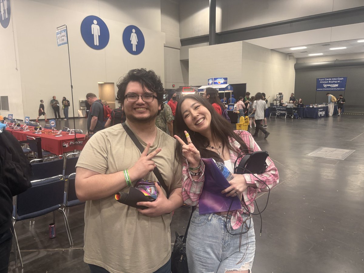 Vulplexity_'s tweet photo. Got to meet @fuslie at the Houston regional! She was so sweet and awesome, hopefully one day when I begin my vgc journey we’ll play one another https://t.co/cubkuY5Bnz