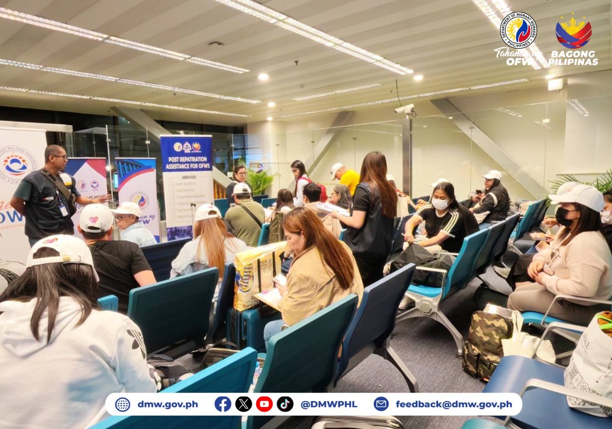 PTVph's tweet photo. TINGNAN: Dumating na sa #Pilipinas ang pang-apat na batch ng mga apektadong overseas Filipino workers (#OFWs) mula sa #Israel nitong Sabado ng gabi, Marso 21.

Binubuo ito ng 24 OFWs at isang bata, na nagbiyahe patawid sa Taba Border sa Egypt.

(1/2) https://t.co/PG30cDpwj3
