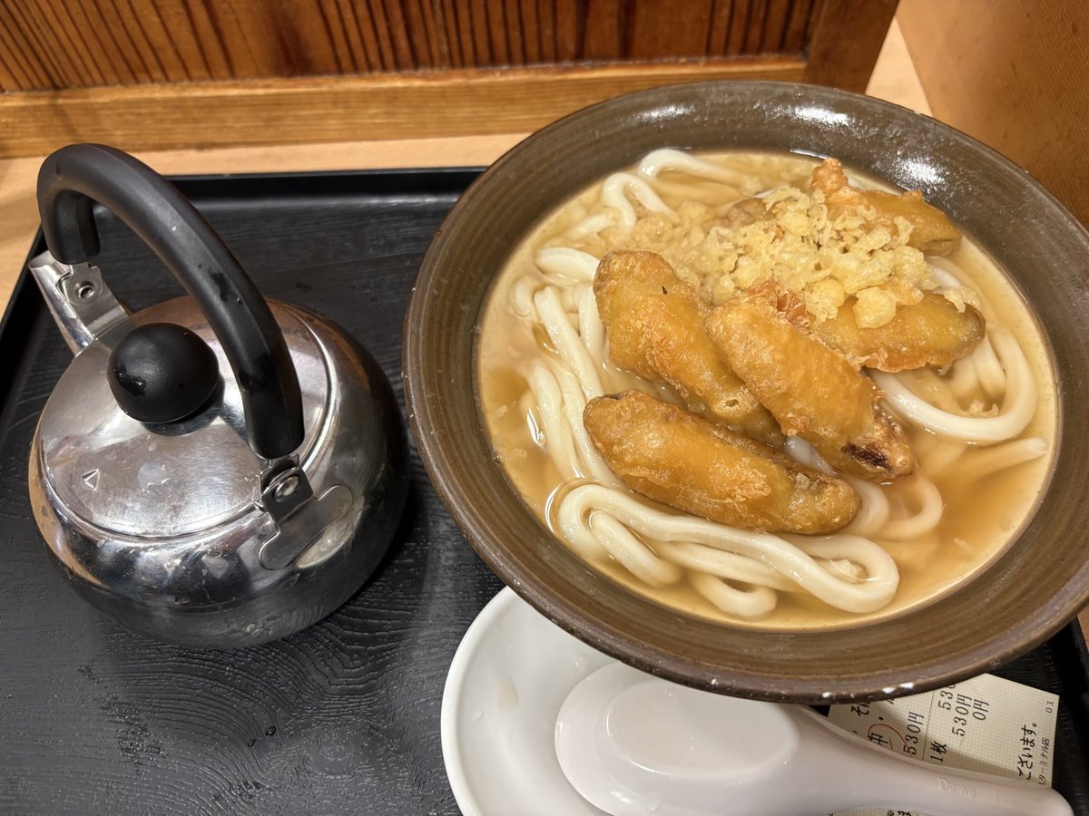 牧のうどん　博多バスターミナル店
念願の牧のうどん。やかんが登場して戸惑ったけど出汁を継ぎ足す用と知りました。めんの硬さは中を選択。思っていたよりもやわやわじゃなく美味しく頂きました。