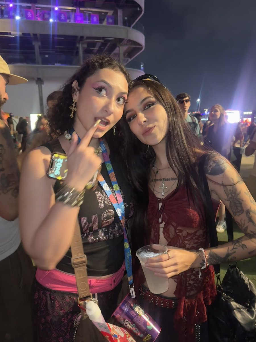 laura reg ☼ ⋆。𖦹˚⋆ tweet media