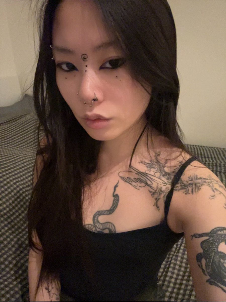 🧛🏻‍♀️ tweet media