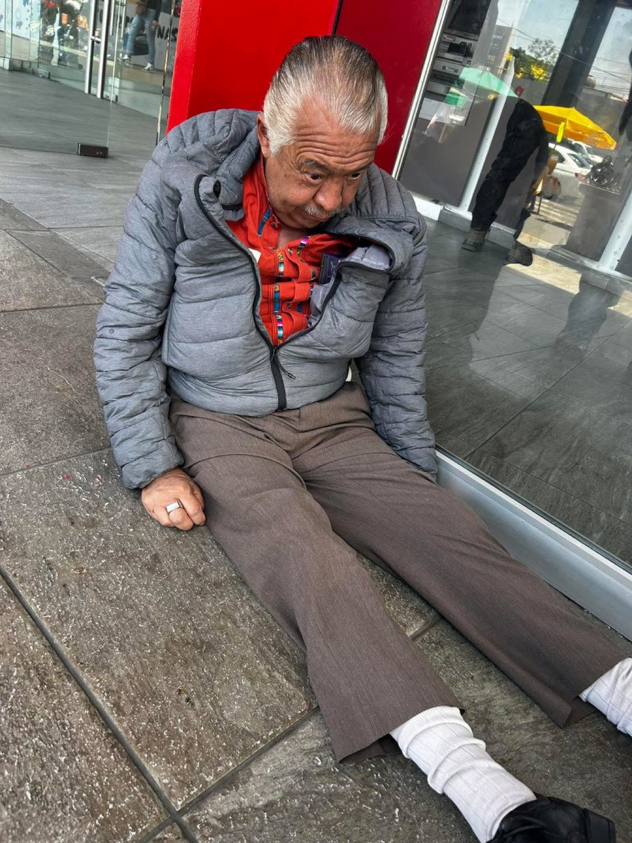 Si alguien lo conoce. Este sr, está sentado afuera de plaza ermita en el banorte desorientado con aroma a alcohol para que algun familiar venga por él. No responde a ninguna pregunta