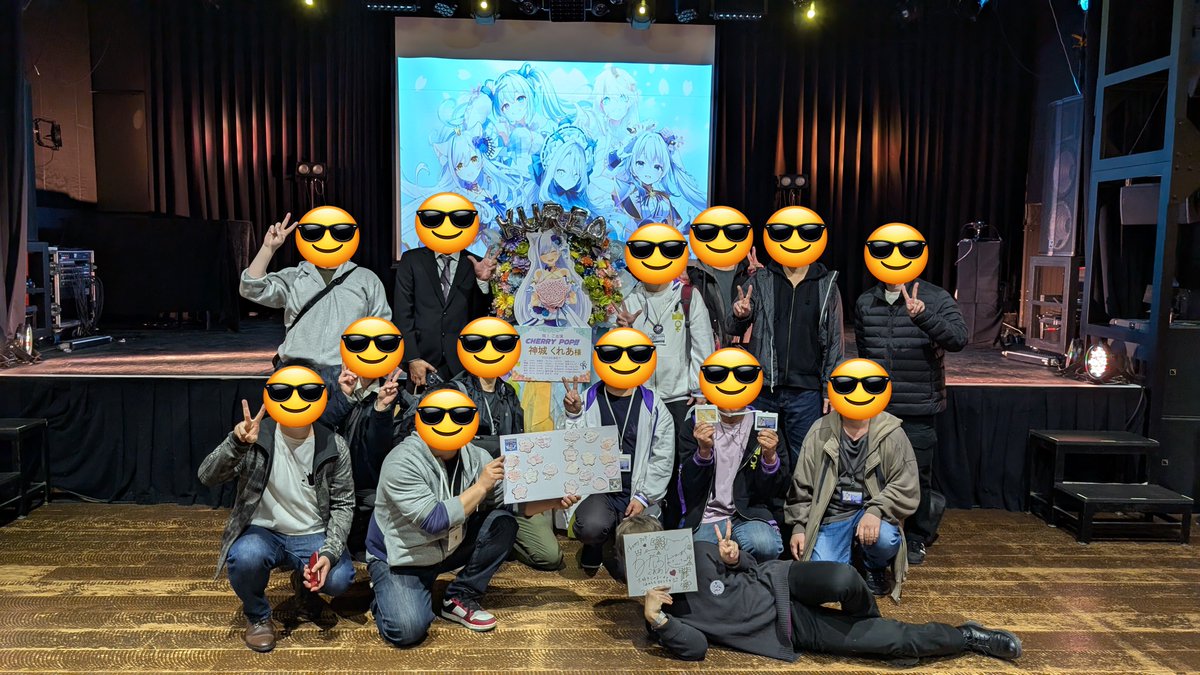 kamishiro_kurea's tweet photo. 皆の者！おはくれあじゃ☀
昨日はリアイベ本当に素敵な一日だった✨
来てくれてありがとじゃ🥰

ライブ終了後にスタッフさんのご好意で
全員じゃないけど最後まで残ってた臣下達と
フラスタと一緒にお写真&amp;ライブ中の写真じゃよ
色々大変だったけど最高の一日だった！🫶💕

#チェリポ　#神城くれあ https://t.co/tNkM5jaLoV