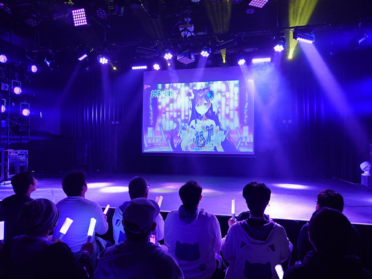 kamishiro_kurea's tweet photo. 皆の者！おはくれあじゃ☀
昨日はリアイベ本当に素敵な一日だった✨
来てくれてありがとじゃ🥰

ライブ終了後にスタッフさんのご好意で
全員じゃないけど最後まで残ってた臣下達と
フラスタと一緒にお写真&amp;ライブ中の写真じゃよ
色々大変だったけど最高の一日だった！🫶💕

#チェリポ　#神城くれあ https://t.co/tNkM5jaLoV