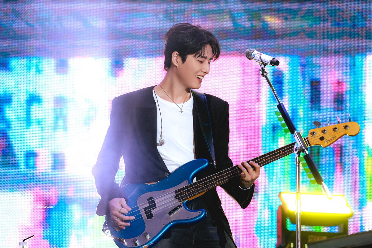 어제 자켓 카라잇는데없는것처럼 라운드넥으로 파여있고 소매 넓어지는 핏이라
목이랑 손목이 더 얇아보이는 장점강조룩이네욘