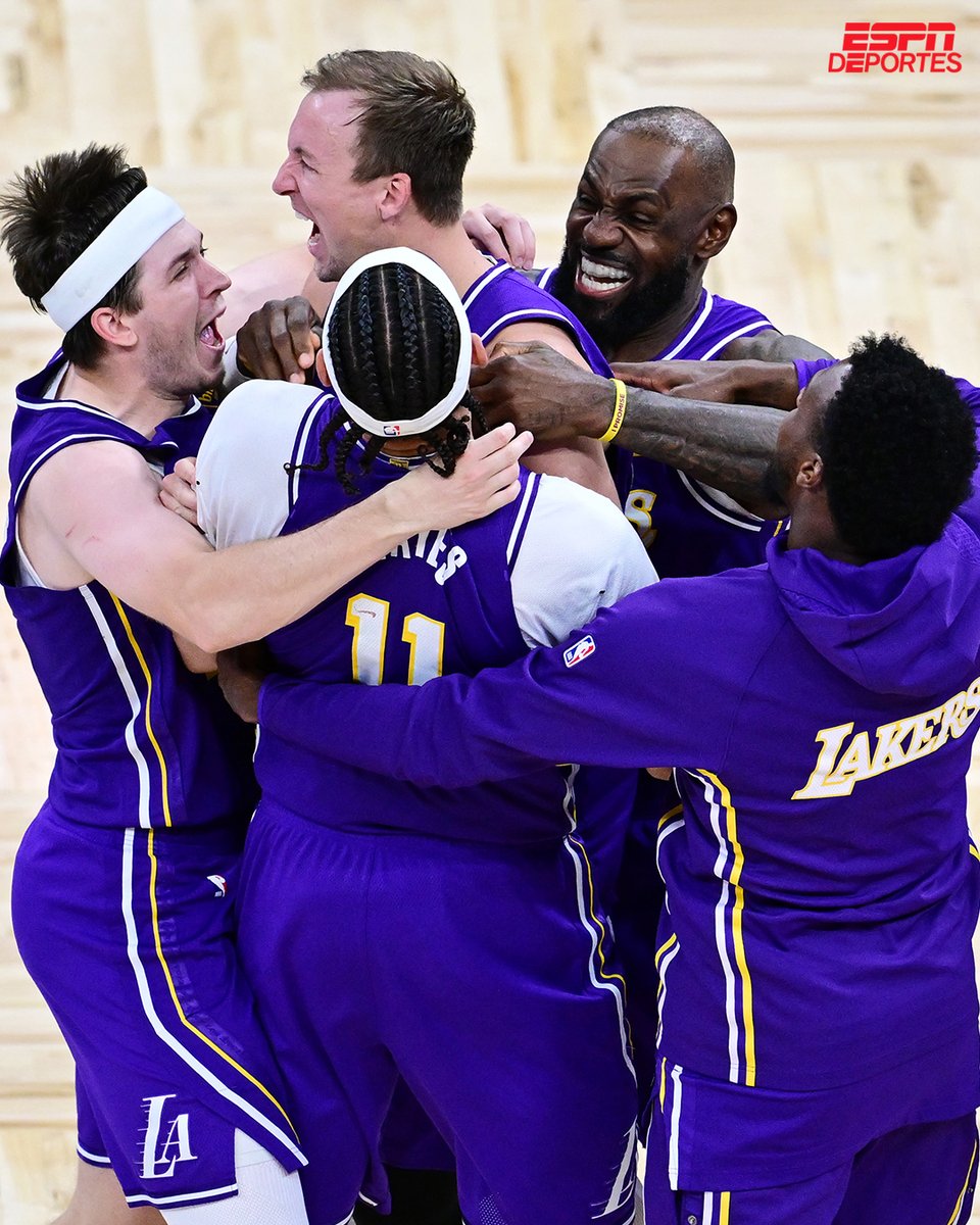 ESPNDeportes's tweet photo. Nueve victorias consecutivas es la racha ganadora más larga de los Lakers desde la temporada 2019-20. 📈 

Lakers mejoran su récord a 22-6 en clutch time esta temporada, el mejor de la NBA. ⏱️ https://t.co/Ew10fsNE6A