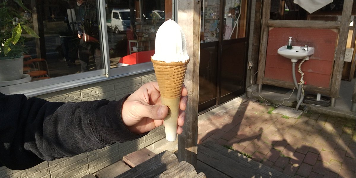 heese_'s tweet photo. 昨日ひさしぶりに行ってきたw
1枚目はブルーベリーチーズケーキと抹茶
2枚目は食べすすめる途中の変な形に仕��がったソフトクリーム（笑 https://t.co/49GWJe1ByW