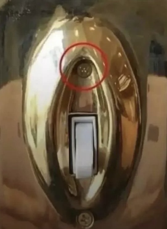 DocMartin_'s tweet photo. Señores: es en el tornillo, no en el interruptor.
De nada. https://t.co/w9FnM09cc9