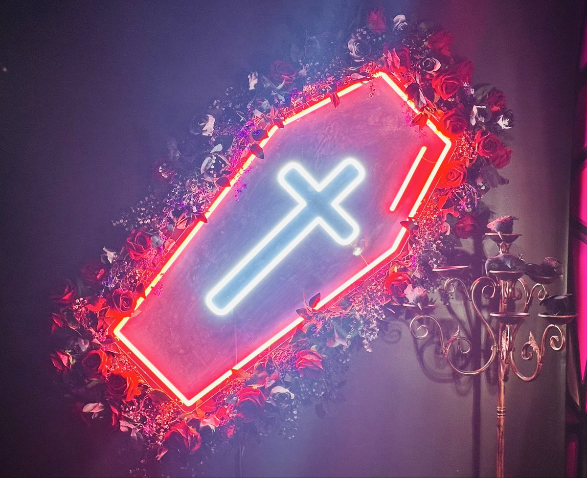 I love the mirror in our hotel room so much 🤘