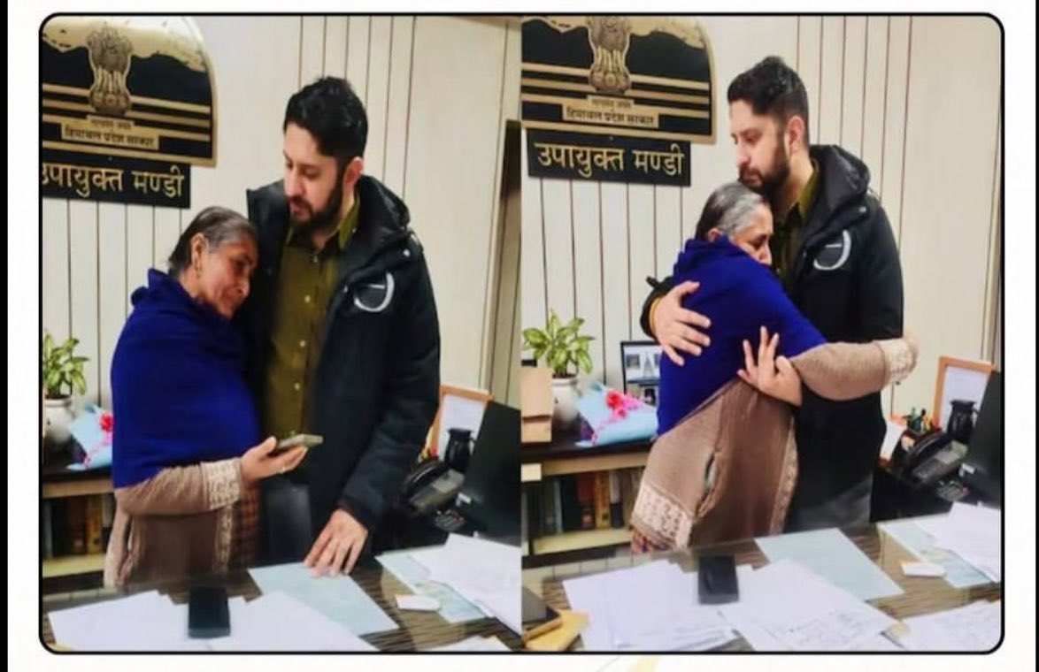 Digital_Sambhal's tweet photo. एक बूढ़ी माँ का बेटा एक दुर्घटना में इस दुनिया से चला जाता है… 💔

कुछ समय बाद, वह किसी काम से DC मंडी से मिलने जाती है।

जैसे ही वह DC का चेहरा देखती है, उसे अपने बेटे की याद आ जाती है…
वह खुद को रोक नहीं पाती और उनसे लिपटकर रो पड़ती है 😢

कहते हैं, इस दुनिया में एक जैसे सात चेहरे होते हैं…
लेकिन माँ की ममता हर चेहरे में अपने बच्चे को ढूंढ ही लेती है ❤️
पद बड़ा हो या छोटा,
अगर दिल में इंसानियत हो तो वही असली पहचान है 🙏

आज भी कई अधिकारी ऐसे हैं जो सिर्फ कुर्सी नहीं,
बल्कि लोगों के दिलों में जगह बनाते हैं 💯

माँ की ममता और संवेदनशील प्रशासन —
यही समाज की सबसे बड़ी ताकत है।
