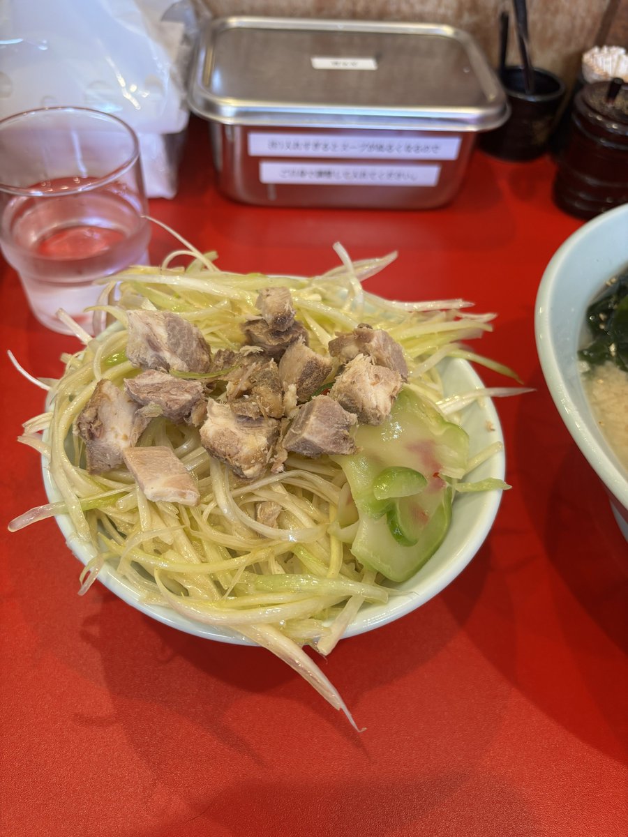 DaisukeKuchan's tweet photo. 初訪問
ワシの奢りじゃ
食いたまへ🥸
特製ラーメン・ネギ丼セット

#ラーショ
#ラーメンショップ
#小池大島本店 https://t.co/HlbSfKY3tf