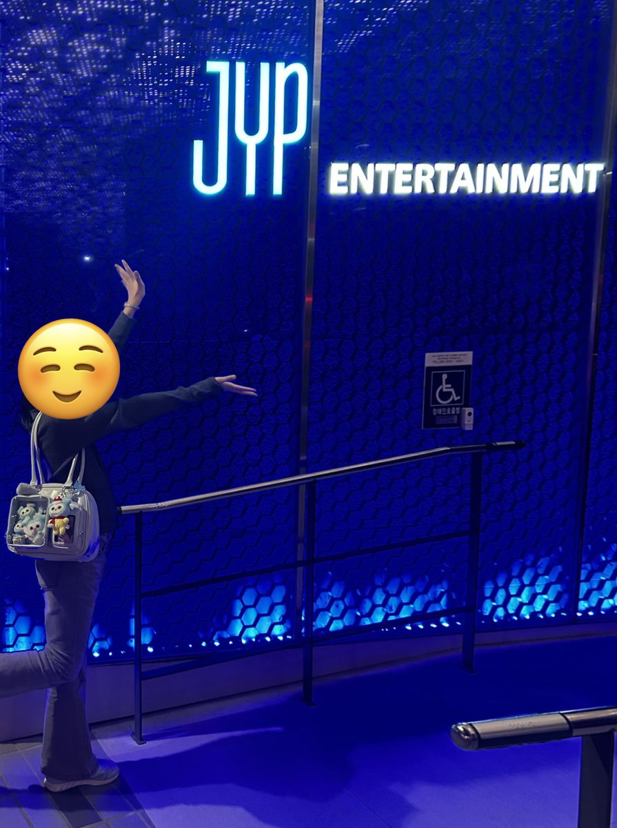 りりまる tweet media