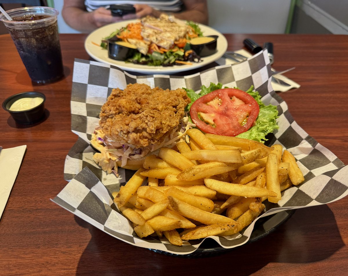 SashaEats's tweet image. Saturday lunch at our favorite local spot – Gilbert's 17th Street Grill 🫶🏼 Life is delicious 😋 

#EatLocal #SupportLocal #FTL #lunch