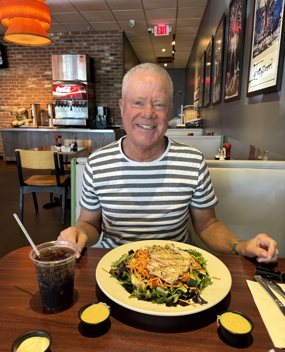 SashaEats's tweet image. Saturday lunch at our favorite local spot – Gilbert's 17th Street Grill 🫶🏼 Life is delicious 😋 

#EatLocal #SupportLocal #FTL #lunch